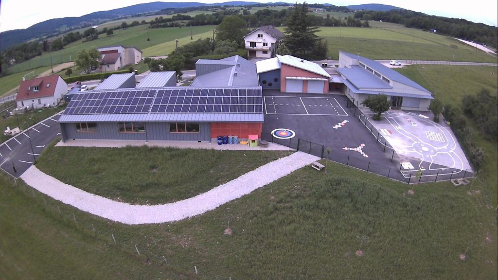 Centrale photovoltaïque de 25 kWc sur la toiture d’une école, résultat d’un partenariat entre le syndicat scolaire du Val à Chay et la Fruitière à Énergies entre 2018 et 2019