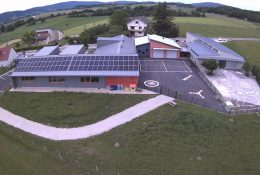 Centrale photovoltaïque de 25 kWc sur la toiture d’une école, résultat d’un partenariat entre le syndicat scolaire du Val à Chay et la Fruitière à Énergies entre 2018 et 2019